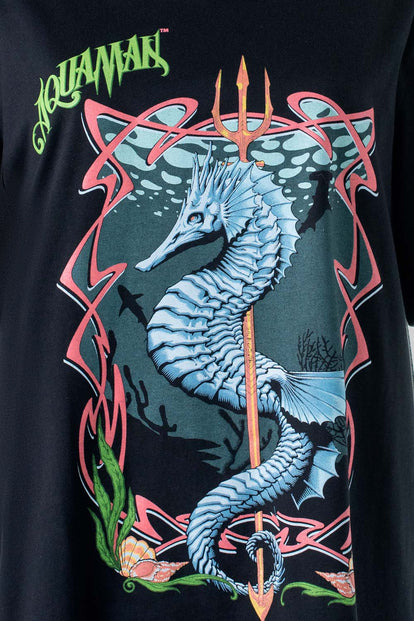 CAMISETA DE AQUAMAN REGULAR FIT PARA HOMBRE