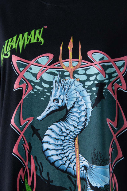 CAMISETA DE AQUAMAN REGULAR FIT PARA HOMBRE