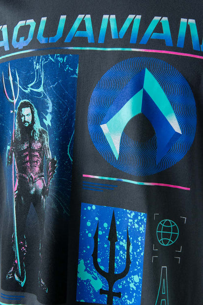 CAMISETA DE AQUAMAN REGULAR FIT PARA HOMBRE