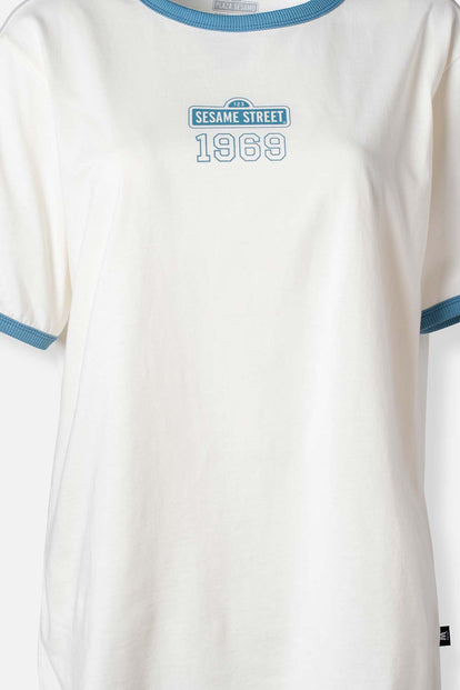 CAMISETA DE PLAZA SESAMO REGULAR FIT PARA MUJER