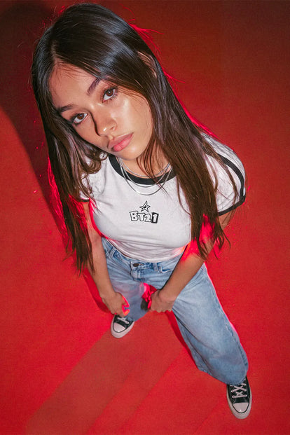 CAMISETA DE BT21 CROP TOP FIT PARA MUJER