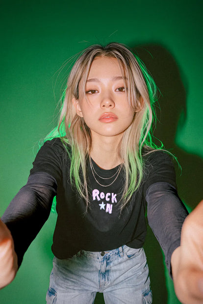 CAMISETA DE BT21 RELAX FIT PARA MUJER