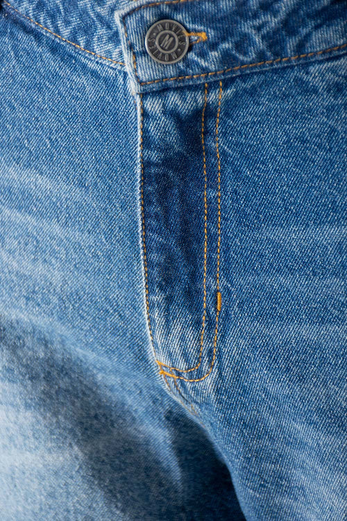 Card slide image -  SHORT DE MOVIES EN DENIM TONO MEDIO CON ROTOS PARA MUJER