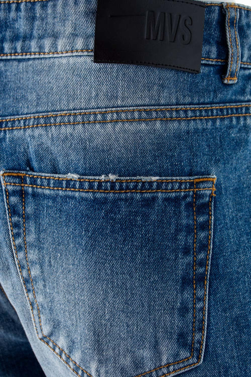 Card slide image -  SHORT DE MOVIES EN DENIM TONO MEDIO CON ROTOS PARA MUJER