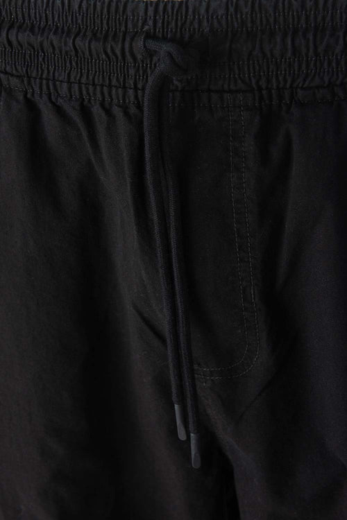 BERMUDA DE MOVIES NEGRA CON BOLSILLOS TIPO CARGO PARA HOMBRE