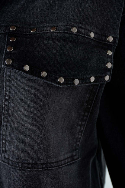 CHAQUETA DE MOVIES NEGRA CON TACHES DECORATIVOS PARA MUJER