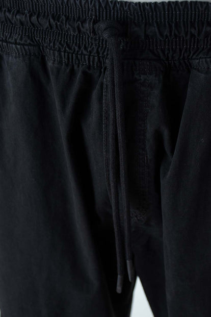 JOGGER DE MOVIES NEGRO CON BOLSILLOS PARA HOMBRE